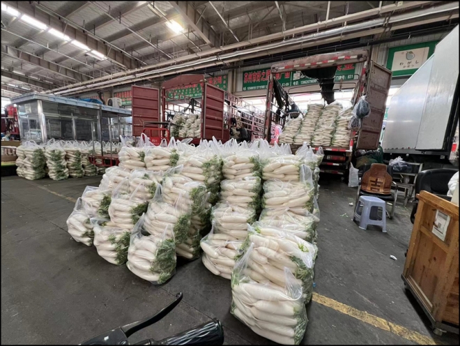 强降温天气袭来，南环桥市场“菜篮子”货足价稳