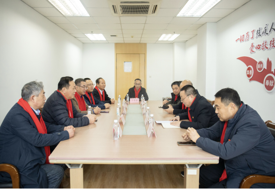 苏州市扬州商会多年坚守“爱心扶残”，市残联理事长胡岚为其颁发特别贡献奖