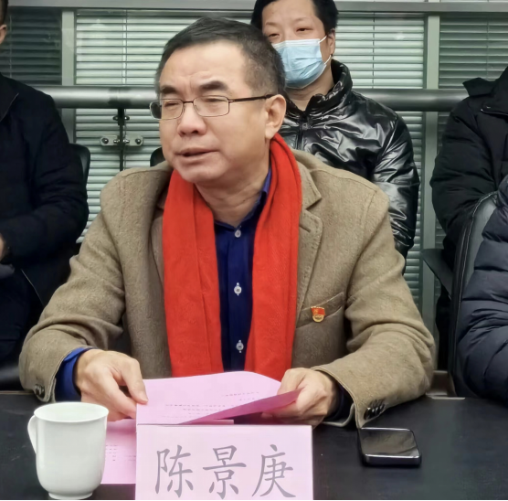 苏州市扬州商会多年坚守“爱心扶残”，市残联理事长胡岚为其颁发特别贡献奖