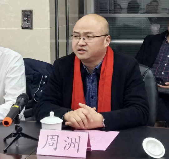 苏州市扬州商会多年坚守“爱心扶残”，市残联理事长胡岚为其颁发特别贡献奖