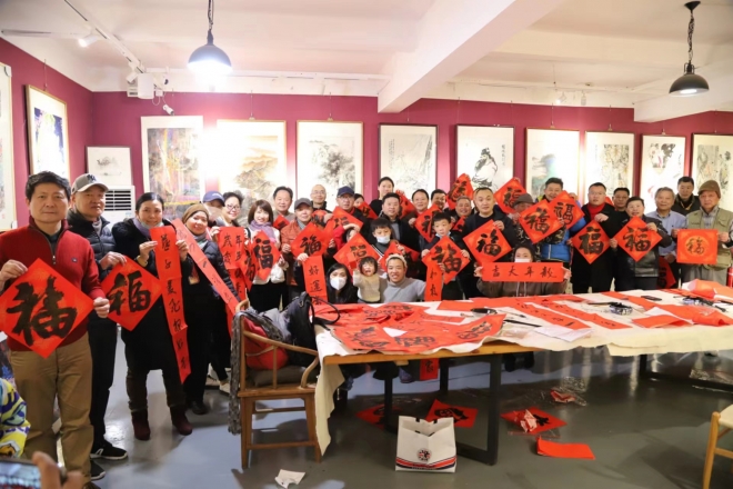 泼墨迎春！东方沿海书画院举办“辰龙送瑞，春联传福”活动