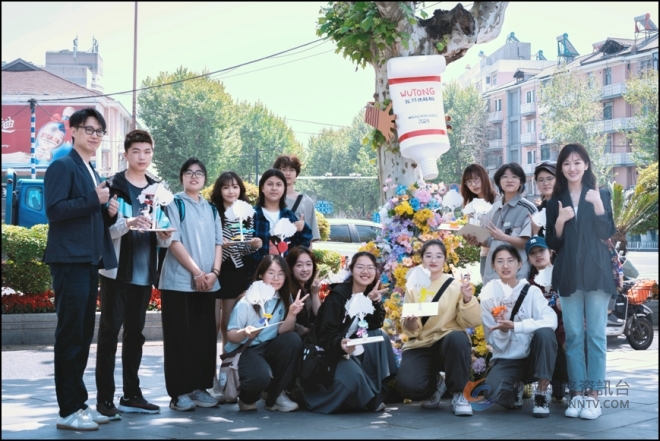 南京时髦梧桐大道五一火出圈 “我们的梧桐”艺术展扮靓城市潮流地标