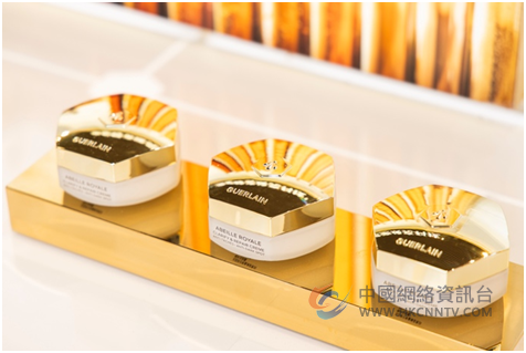 法国娇兰品牌挚友郭俊辰惊喜现身南京金鹰国际购物中心 携帝皇蜂姿 探金陵蜂光蜜境