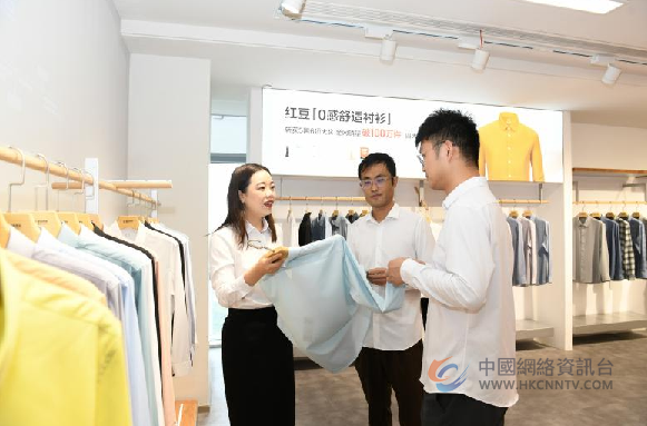 红豆集团高质量发展先锋丨 左华丽：聚力日销塑爆品，巾帼建功争先锋