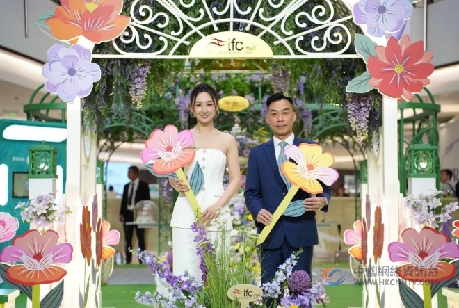 中国香港影视女演员高海宁现身南京ifc商场 出席「星耀见面会」与影迷会见