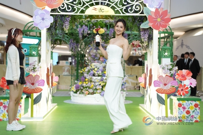 中国香港影视女演员高海宁现身南京ifc商场 出席「星耀见面会」与影迷会见