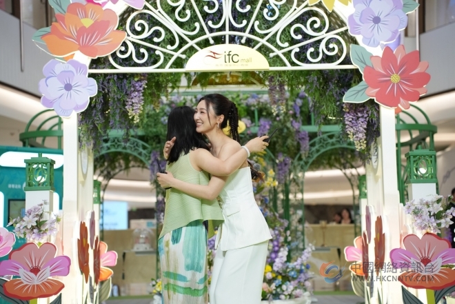 中国香港影视女演员高海宁现身南京ifc商场 出席「星耀见面会」与影迷会见