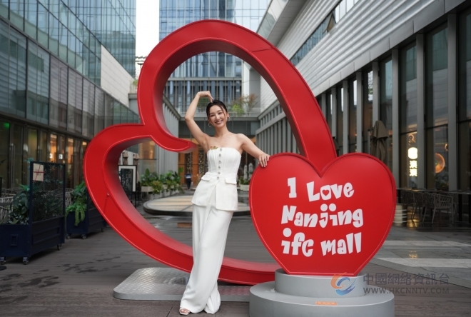 中国香港影视女演员高海宁现身南京ifc商场 出席「星耀见面会」与影迷会见