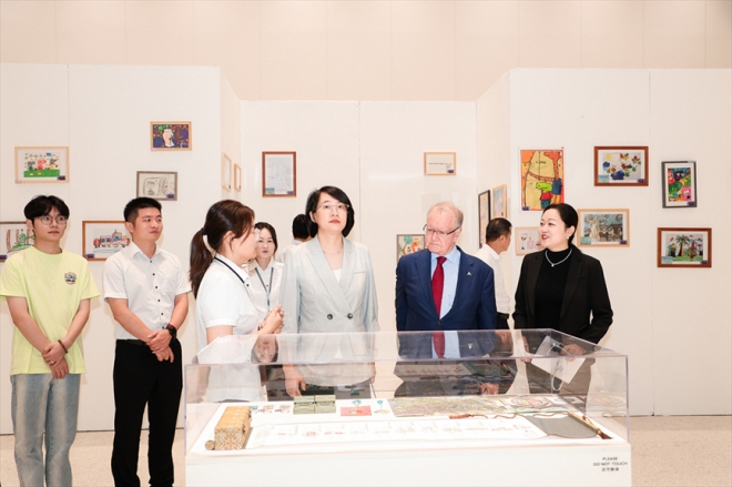 苏州轨道集团公司党委书记金铭受邀出席昆山杜克大学“多彩11 童星守护”孤独症儿童画展开幕活动