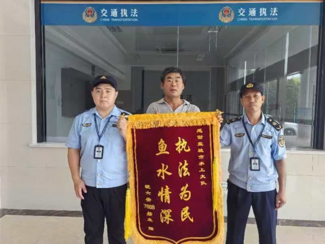 盐城交通执法及时救援重载船舶漏水