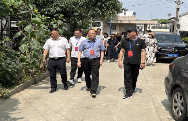 人大代表齐“嵌入” 服务群众“零距离”