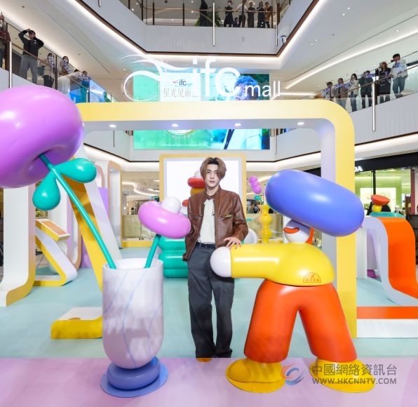 中国内地流行乐男歌手李权哲现身南京ifc商场出席「星光见面会」