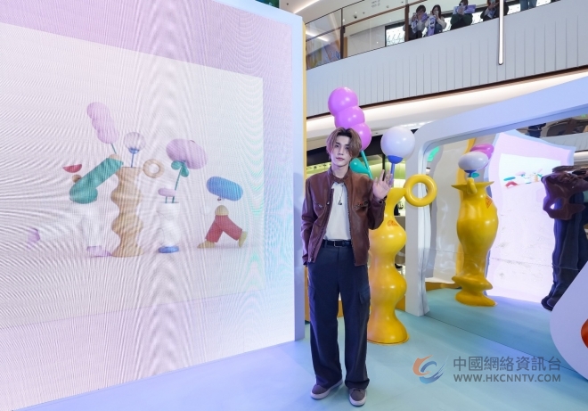 中国内地流行乐男歌手李权哲现身南京ifc商场出席「星光见面会」