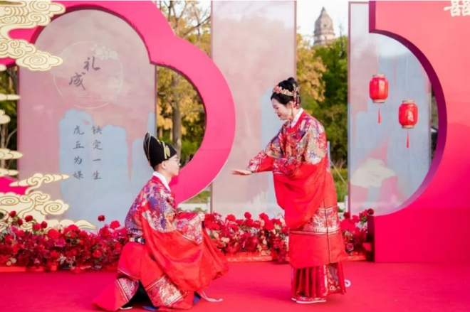 虎丘塔下现场求婚！12对新人参加“乘着地铁去结婚”苏式婚礼
