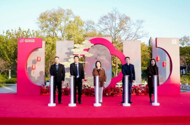虎丘塔下现场求婚！12对新人参加“乘着地铁去结婚”苏式婚礼