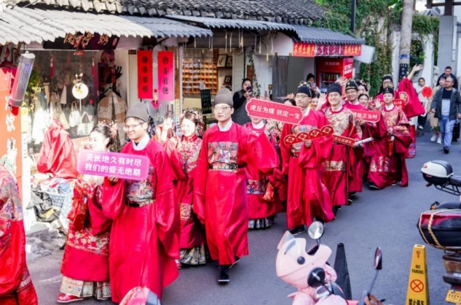 虎丘塔下现场求婚！12对新人参加“乘着地铁去结婚”苏式婚礼