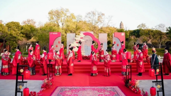 虎丘塔下现场求婚！12对新人参加“乘着地铁去结婚”苏式婚礼