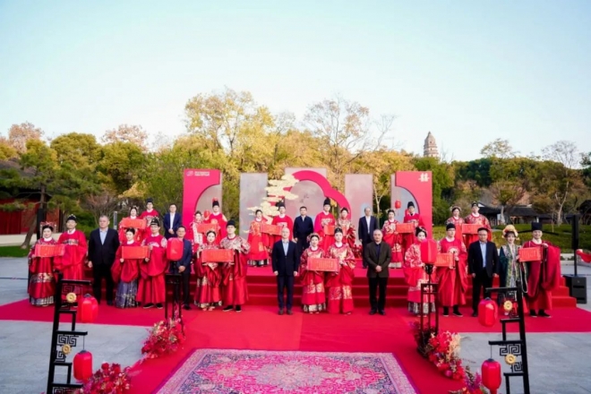 虎丘塔下现场求婚！12对新人参加“乘着地铁去结婚”苏式婚礼
