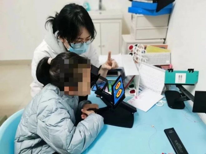 苏州一女孩总说看不清，​不是弱视，竟属于这种异常……