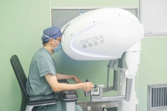 人机结合，跨越发展——泌尿外科成功实施5例机器人手术