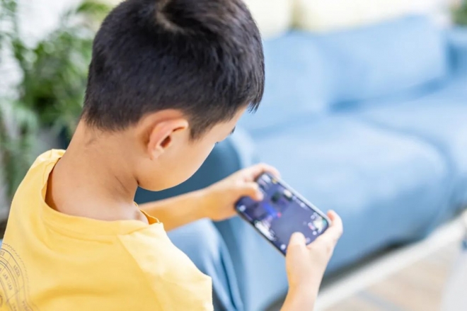 一整个惊呆！孩子双眼视力相差400多度，居然是因为……