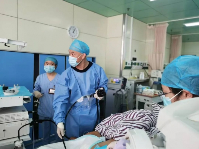 苏州八旬老人腹痛发热危在旦夕，内镜专家另辟蹊“镜”助其脱险……