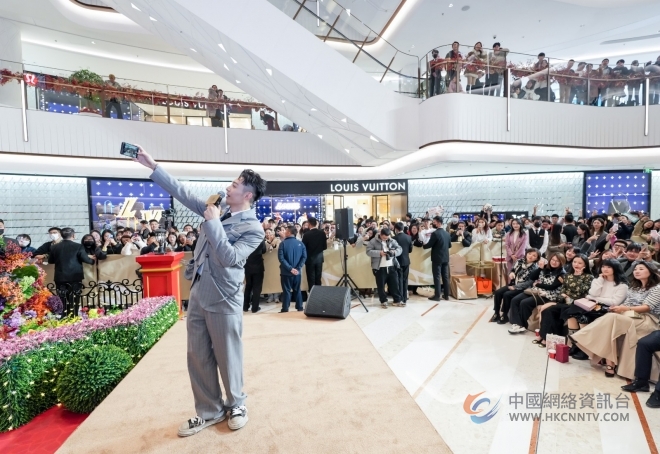 中国香港唱作歌手/演员周柏豪现身南京ifc商场 出席「冬日绮丽庄园启动礼」