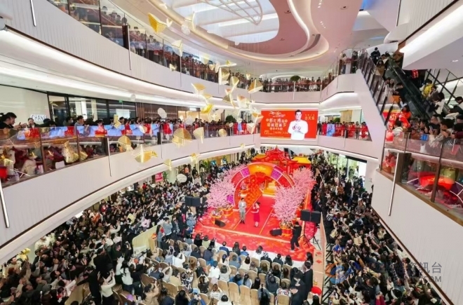 古天乐现身南京ifc商场 出席「彩灯鸿运庭园迎新岁启动礼」