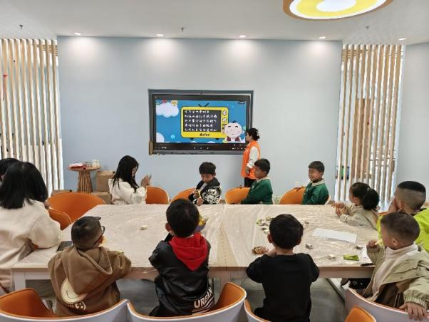 苏州相城经开区社工站联合颢文社工开展亲子教育活动助力家庭和谐