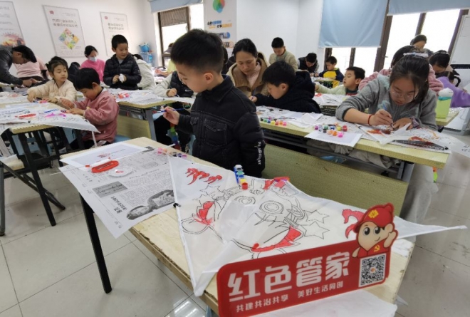 苏州园区澜溪社区开展风筝绘画活动，绘就春日多彩童趣