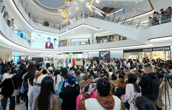 香港演员/歌手马国明&胡鸿钧现身南京ifc商场 出席「春日星光见面会」