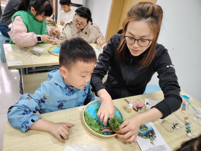 苏州园区澜溪社区开展微景观手工活动，搭建邻里沟通桥梁