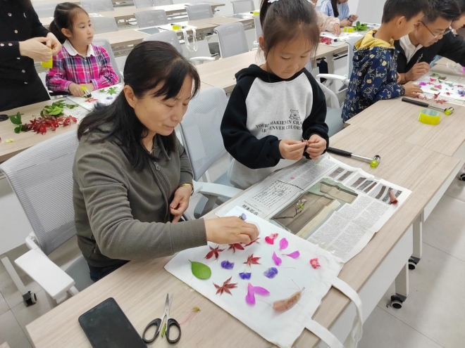 苏州园区云溪社区开展“拓花草之色，染缤纷童年”DIY活动