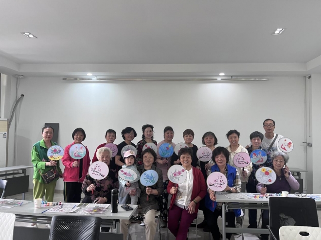 苏州园区星辰北社区开展“执笔绘春 扇舞清风”团扇绘制活动