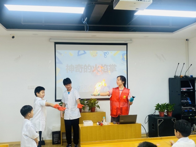 苏州园区钟南社区开展“点亮科技之光”科学实验活动