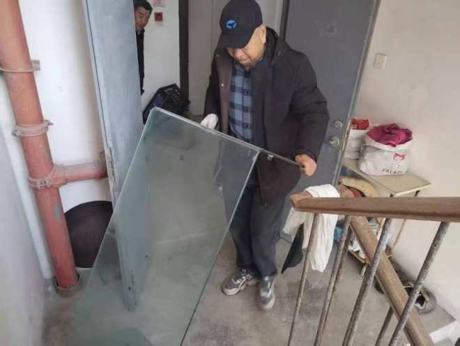 苏州园区兴浦社区开展楼道清理行动，共建安全家园