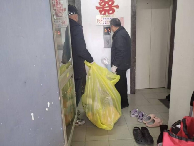 苏州园区兴浦社区开展楼道清理行动，共建安全家园