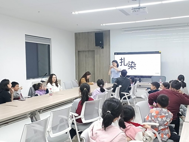 “染一份爱意，献最美母亲”，苏州园区云溪社区开展母亲节扎染活动