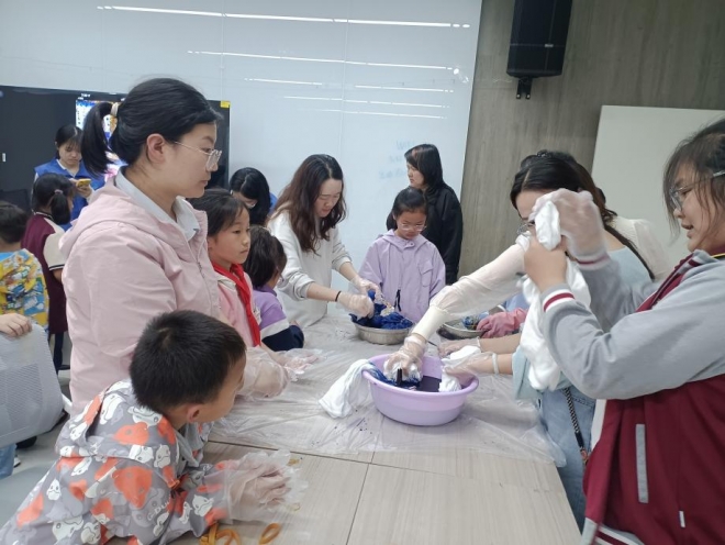 “染一份爱意，献最美母亲”，苏州园区云溪社区开展母亲节扎染活动