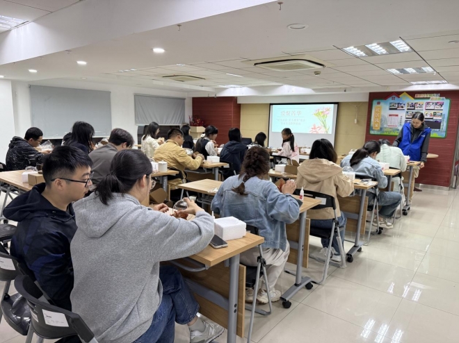 苏州园区菁华社区开展“时光永驻 爱不凋零”永生花DIY活动