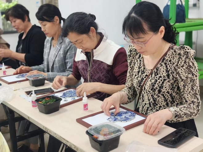 苏州园区星辰南社区开展“瓷韵寄深情 巧手绘母爱”母亲节主题活动