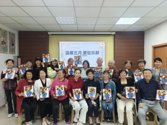 苏州园区星辰南社区开展“瓷韵寄深情 巧手绘母爱”母亲节主题活动