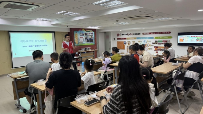 苏州园区菁华社区开展“小小工程师”智能台灯DIY活动