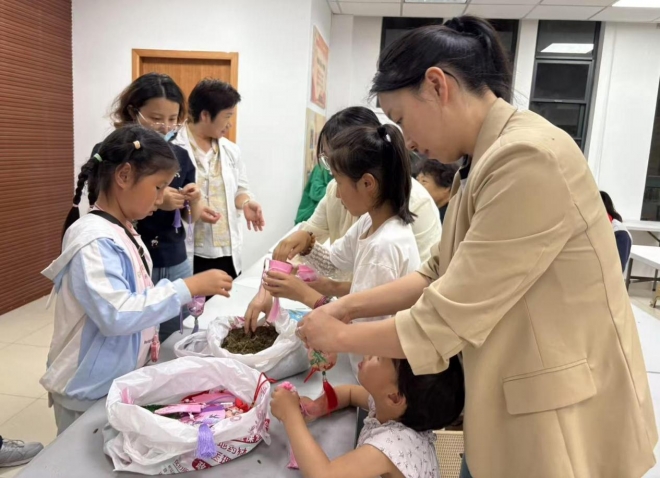 苏州园区星辰南社区开展“巧手做香囊，端午寄安康”主题活动