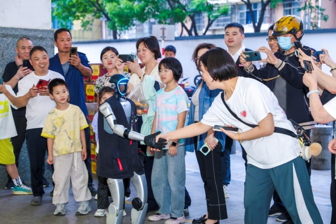 粽享端午，智趣购物！华润万家机器人巡演与央视直播盛宴同步开启