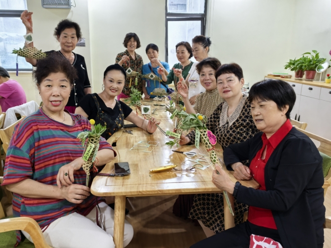苏州园区钟南社区：端午艾香传情 银龄巧手迎安康