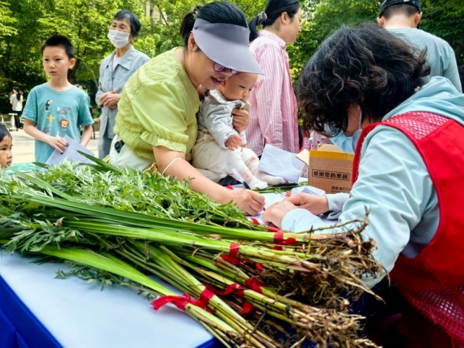 “粽情端午·乐享文明”，苏州园区星辰北社区举办新市民劳动者友好幸福集市