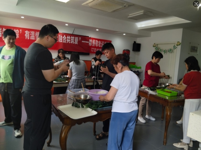 苏州园区汀兰社区开展粽香敬老送关爱活动