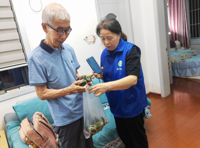 苏州园区汀兰社区开展粽香敬老送关爱活动