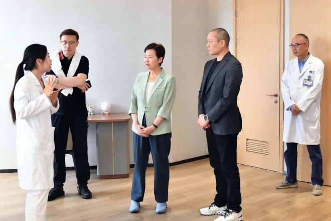 林郑月娥率团莅临苏州九龙医院和禧华医院参访交流